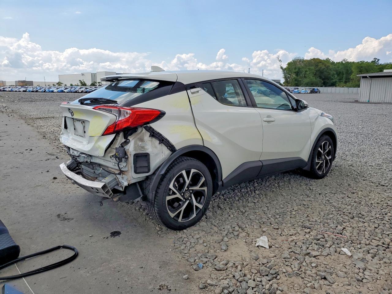 2020 Toyota C-Hr Xle - zdjęcie 3