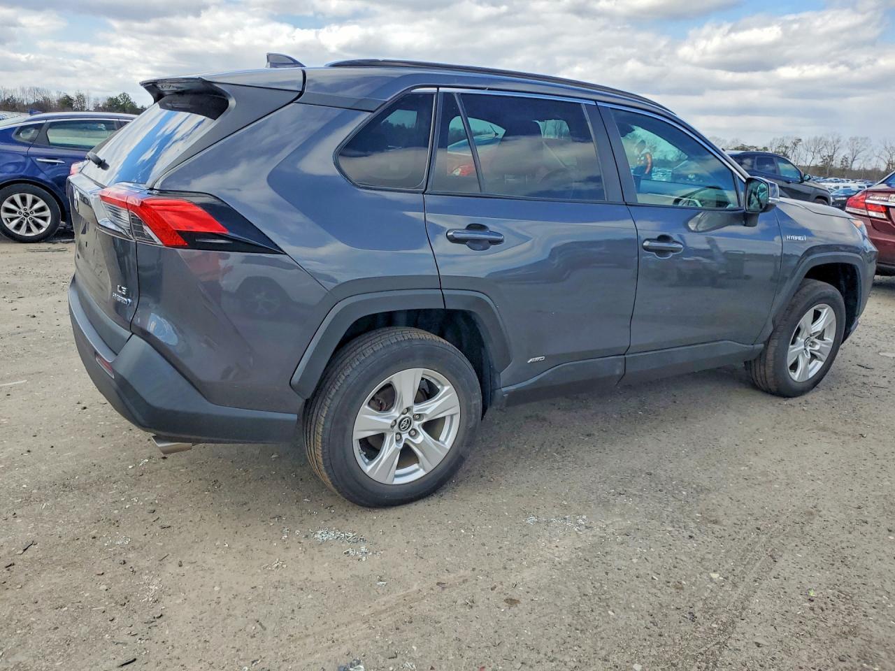 2020 Toyota Rav4 Hybrid Le - zdjęcie 3