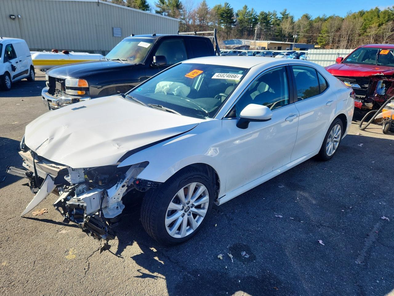 2020 Toyota Camry Le - zdjęcie główne