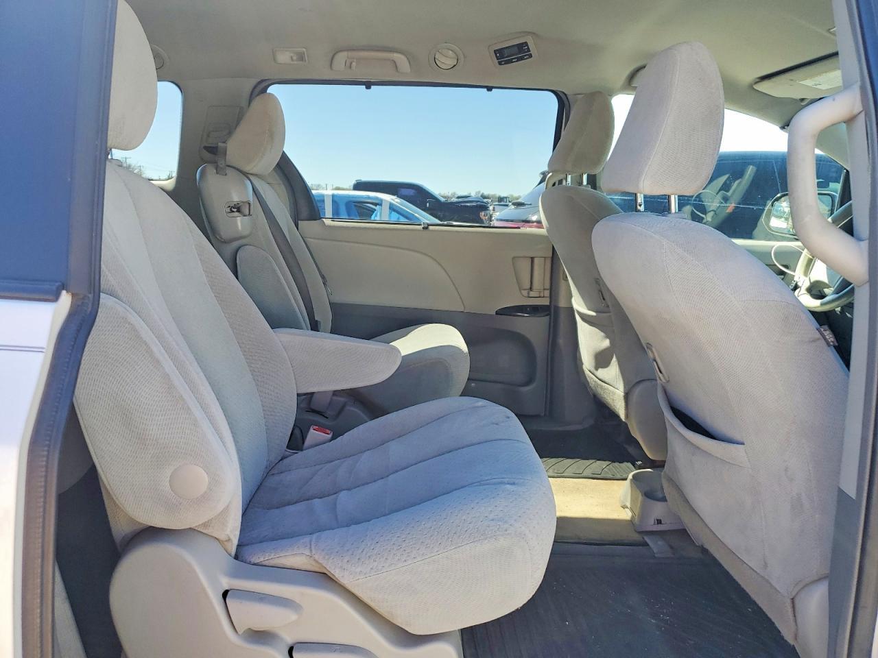 2013 Toyota Sienna Le 8-Passenger - zdjęcie 11