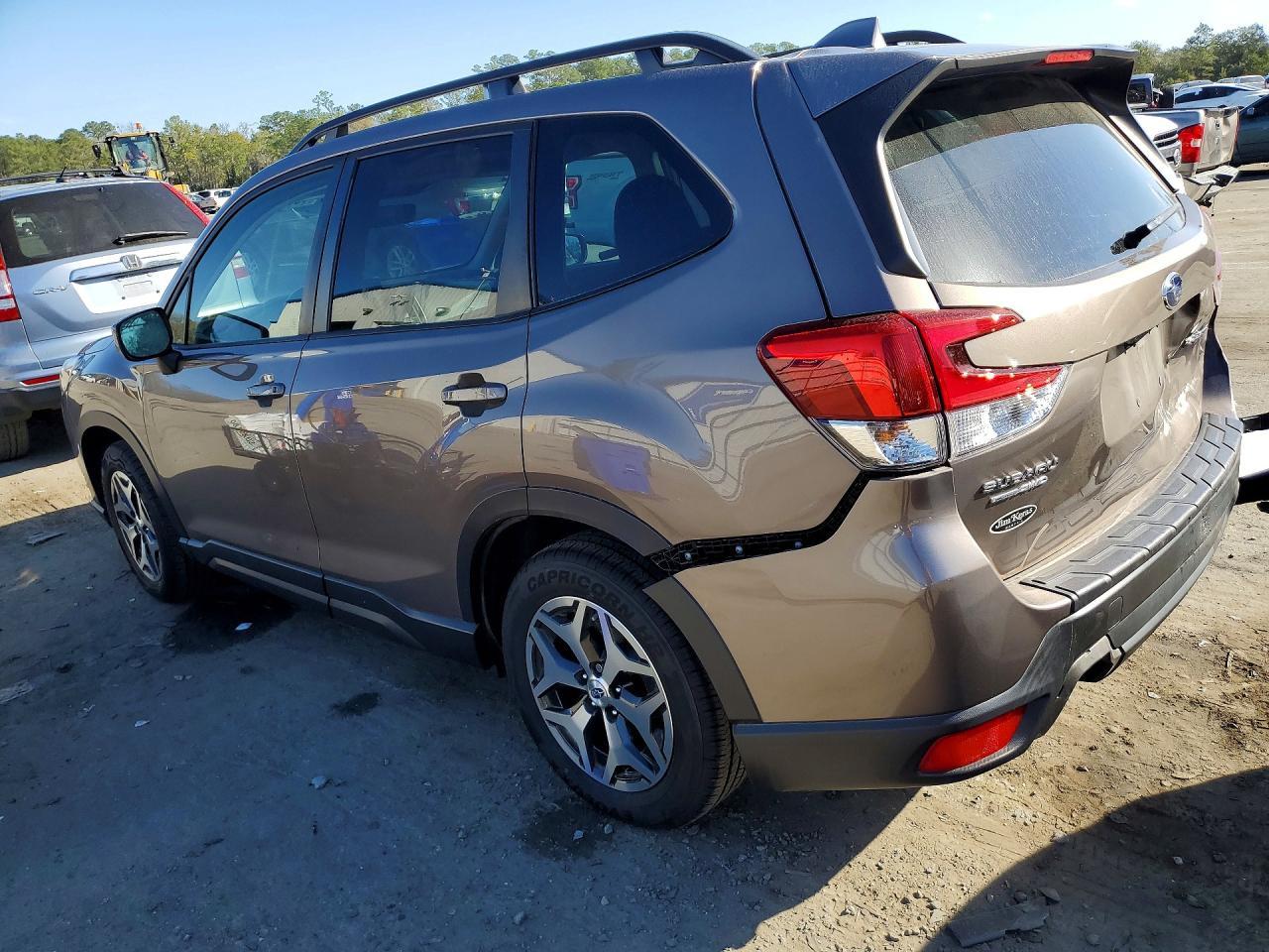 2023 Subaru Forester Premium - zdjęcie 2