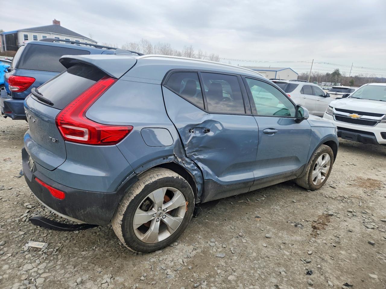 2022 Volvo Xc40 T5 Momentum - zdjęcie 3