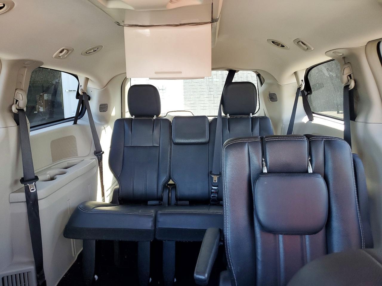 2016 Chrysler Town & Country Touring - zdjęcie 10