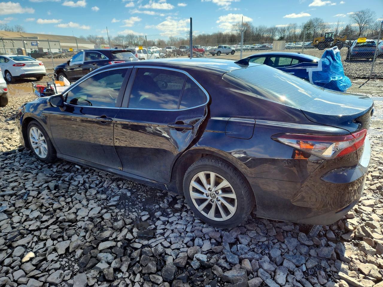 2021 Toyota Camry Le - zdjęcie 2