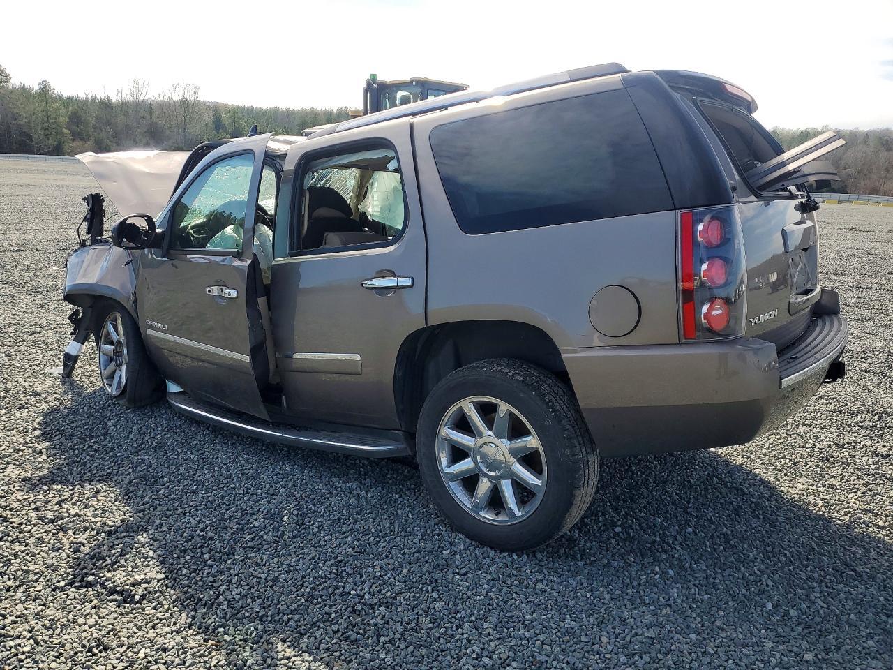 2013 GMC Yukon Denali - zdjęcie 2