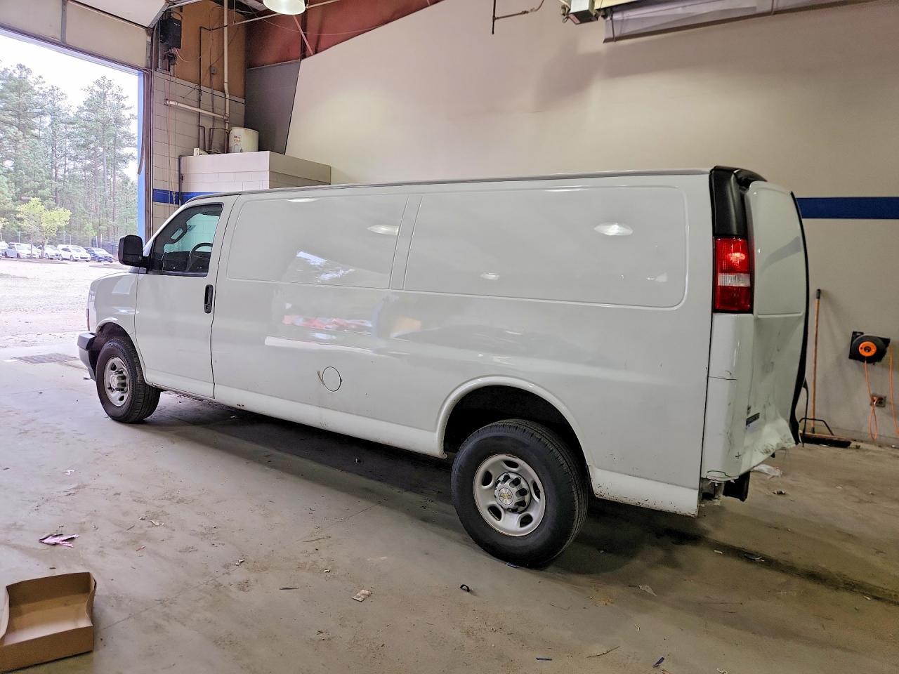2023 Chevrolet Express G2500 - zdjęcie 2