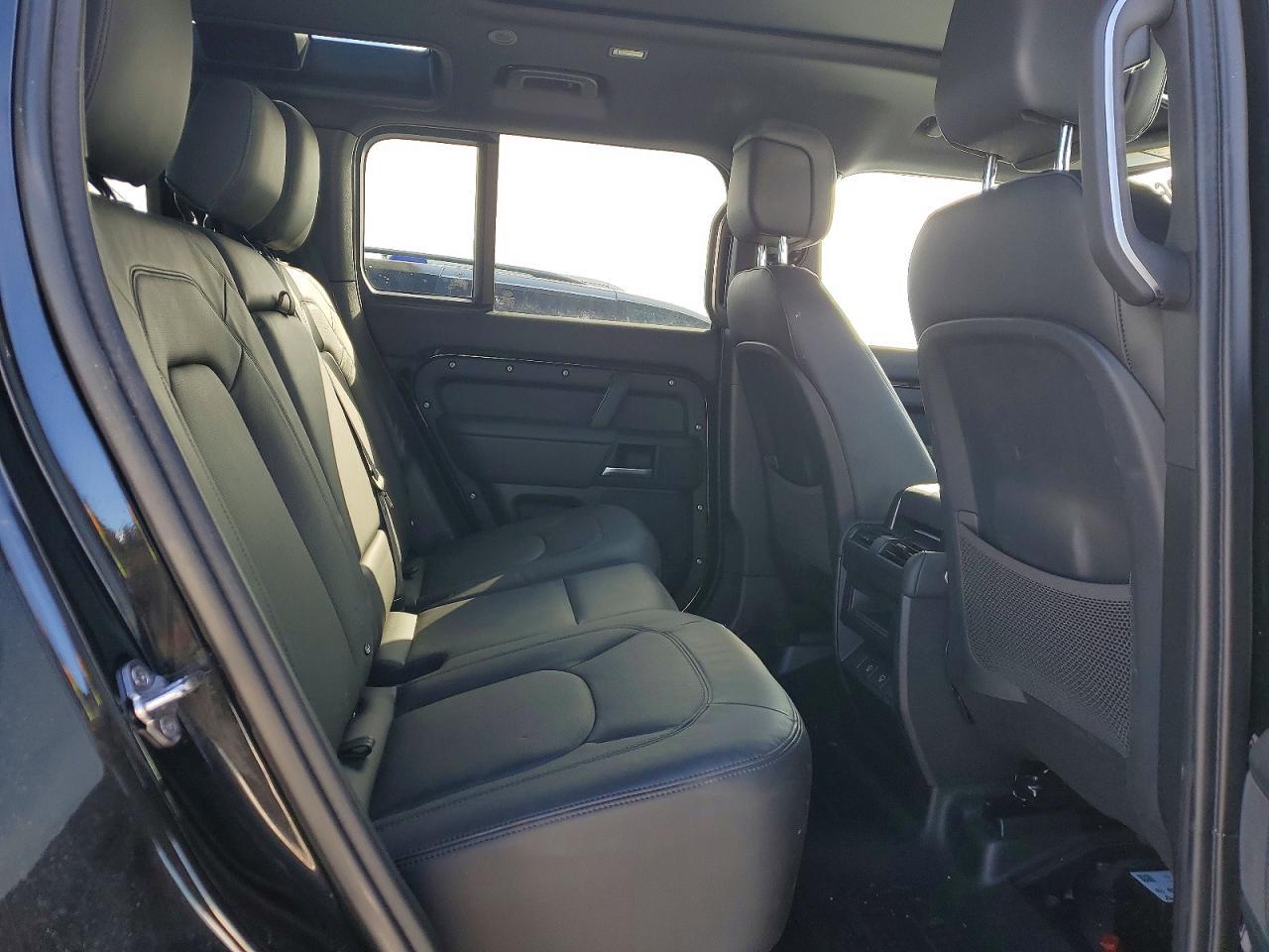 2025 Land Rover Defender 110 S - zdjęcie 11