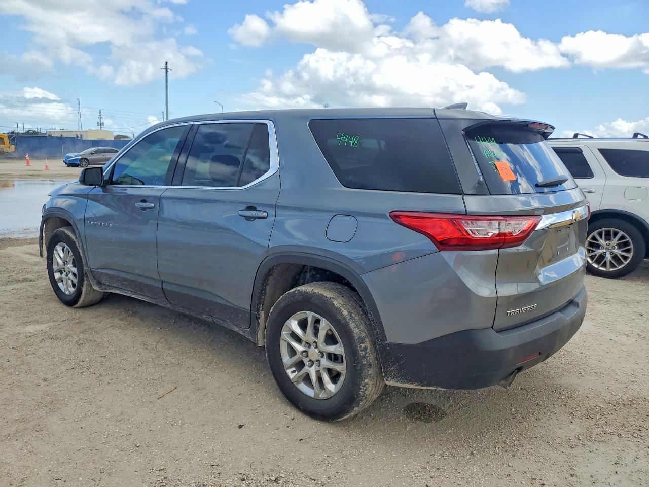 2021 Chevrolet Traverse Ls - zdjęcie 2
