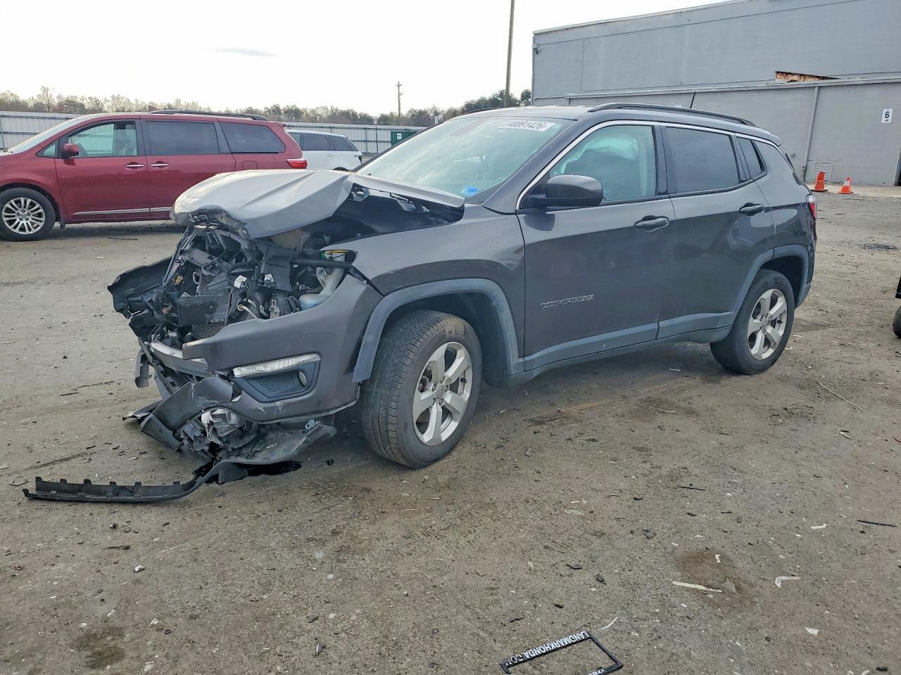2020 Jeep Compass Latitude - zdjęcie główne