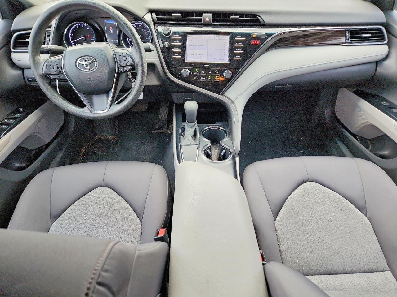 2020 Toyota Camry Le - zdjęcie 8