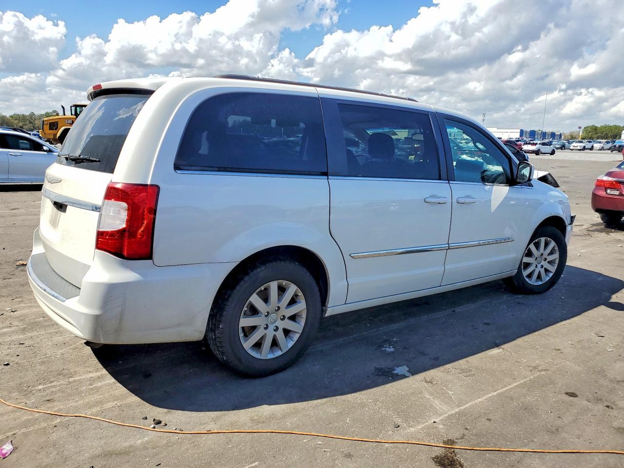 2016 Chrysler Town & Country Touring - zdjęcie 3