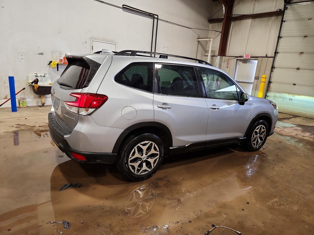 2022 Subaru Forester Premium - zdjęcie 3