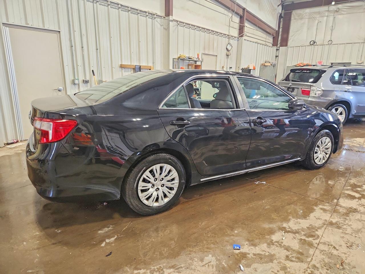 2014 Toyota Camry Le - zdjęcie 3