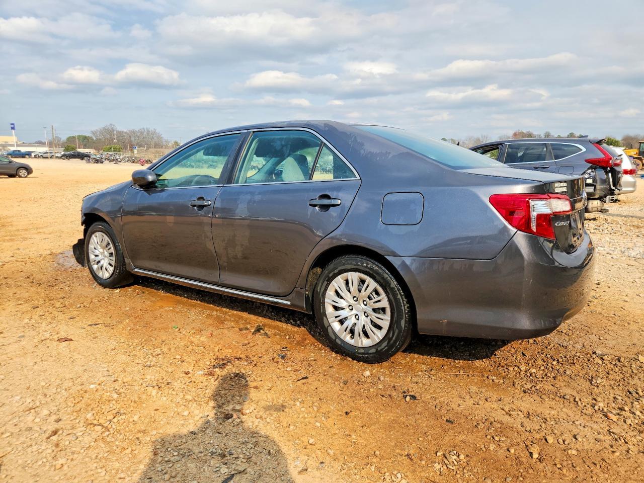 2013 Toyota Camry Le - zdjęcie 2