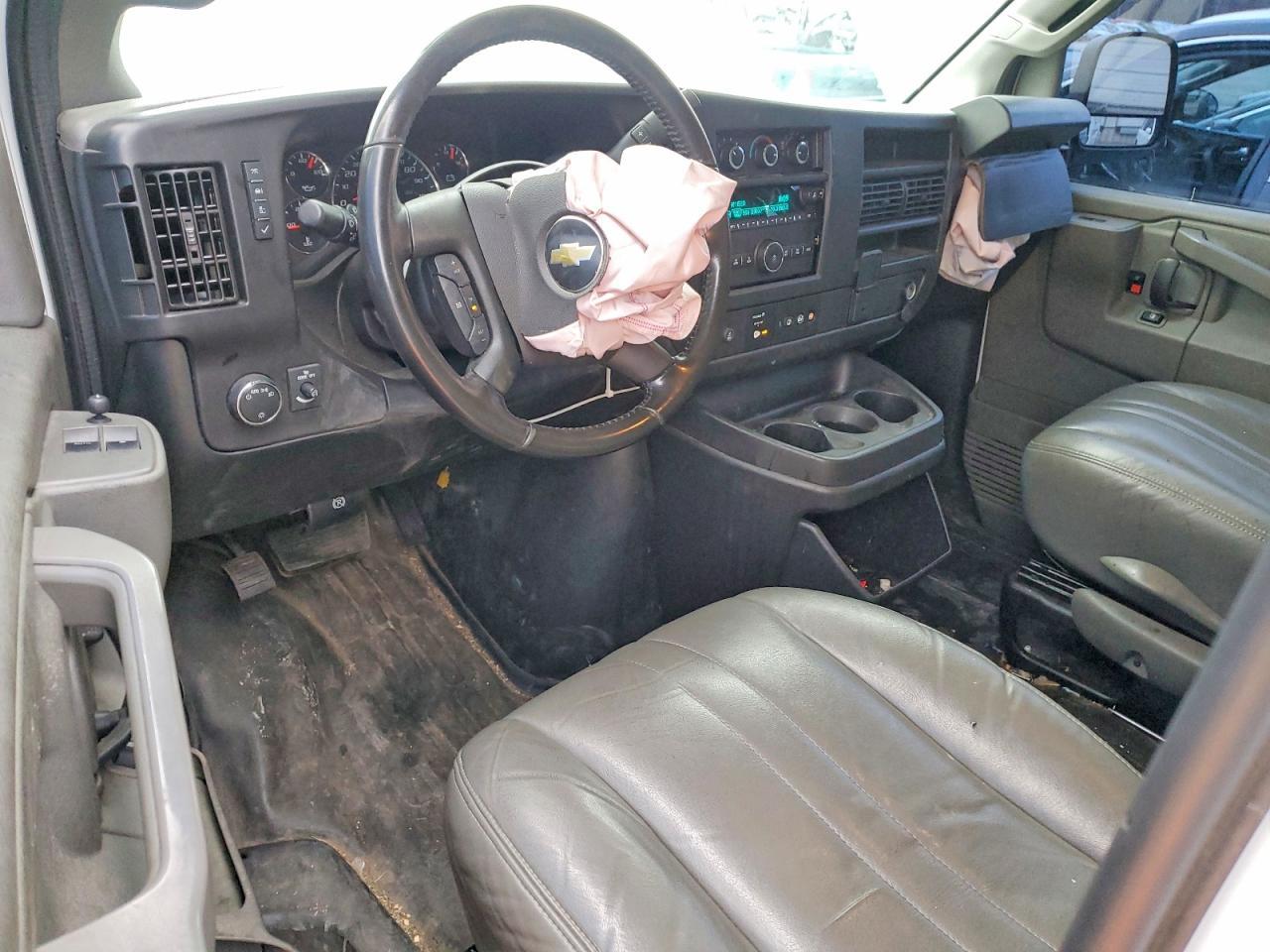 2022 Chevrolet Express G2500 - zdjęcie 8