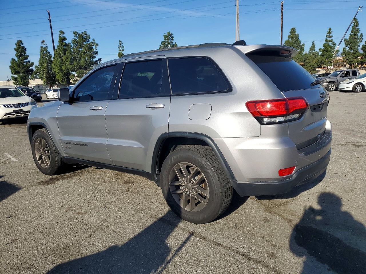 2016 Jeep Grand Cherokee Laredo - zdjęcie 2