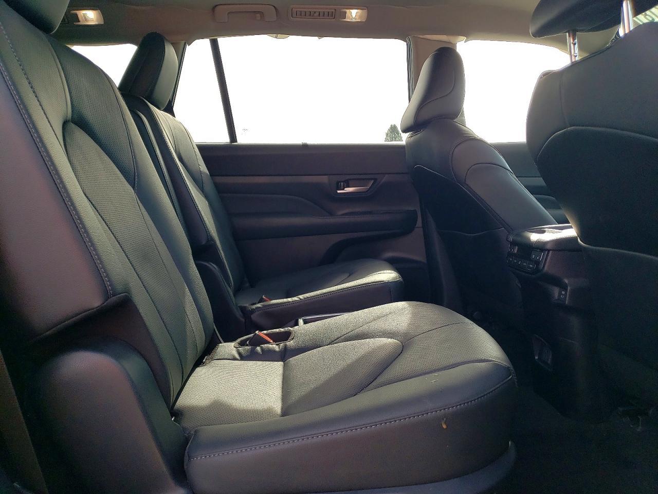 2026 Toyota Grand Highlander Platinum - zdjęcie 10