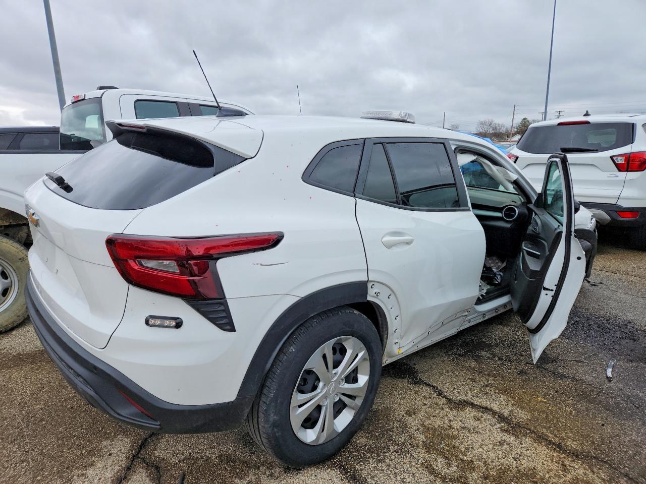 2025 Chevrolet Trax Ls - zdjęcie 3