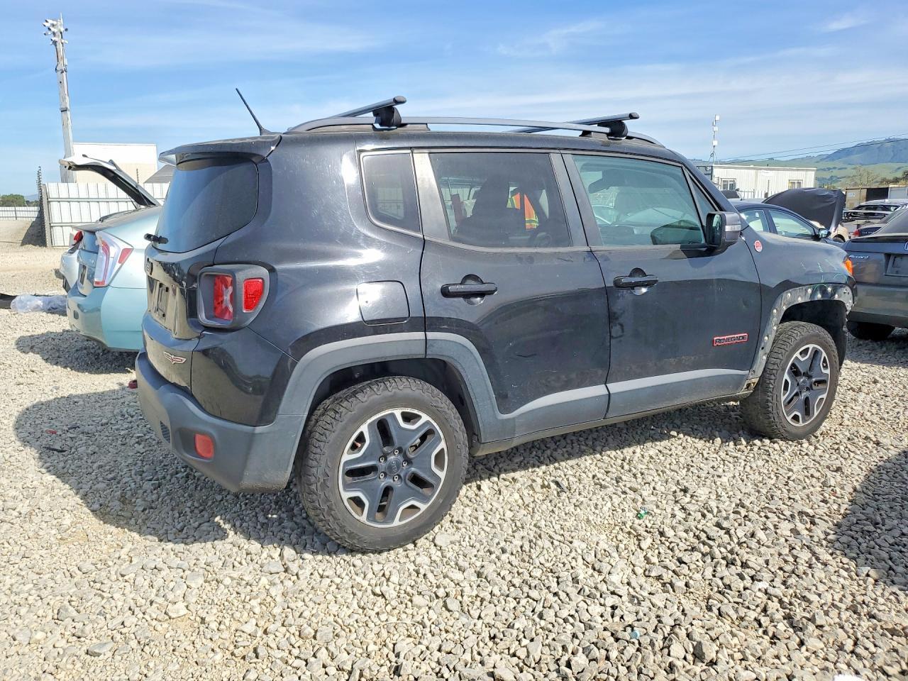 2015 Jeep Renegade Trailhawk - zdjęcie 3