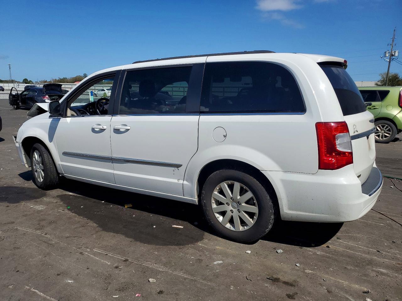 2016 Chrysler Town & Country Touring - zdjęcie 2