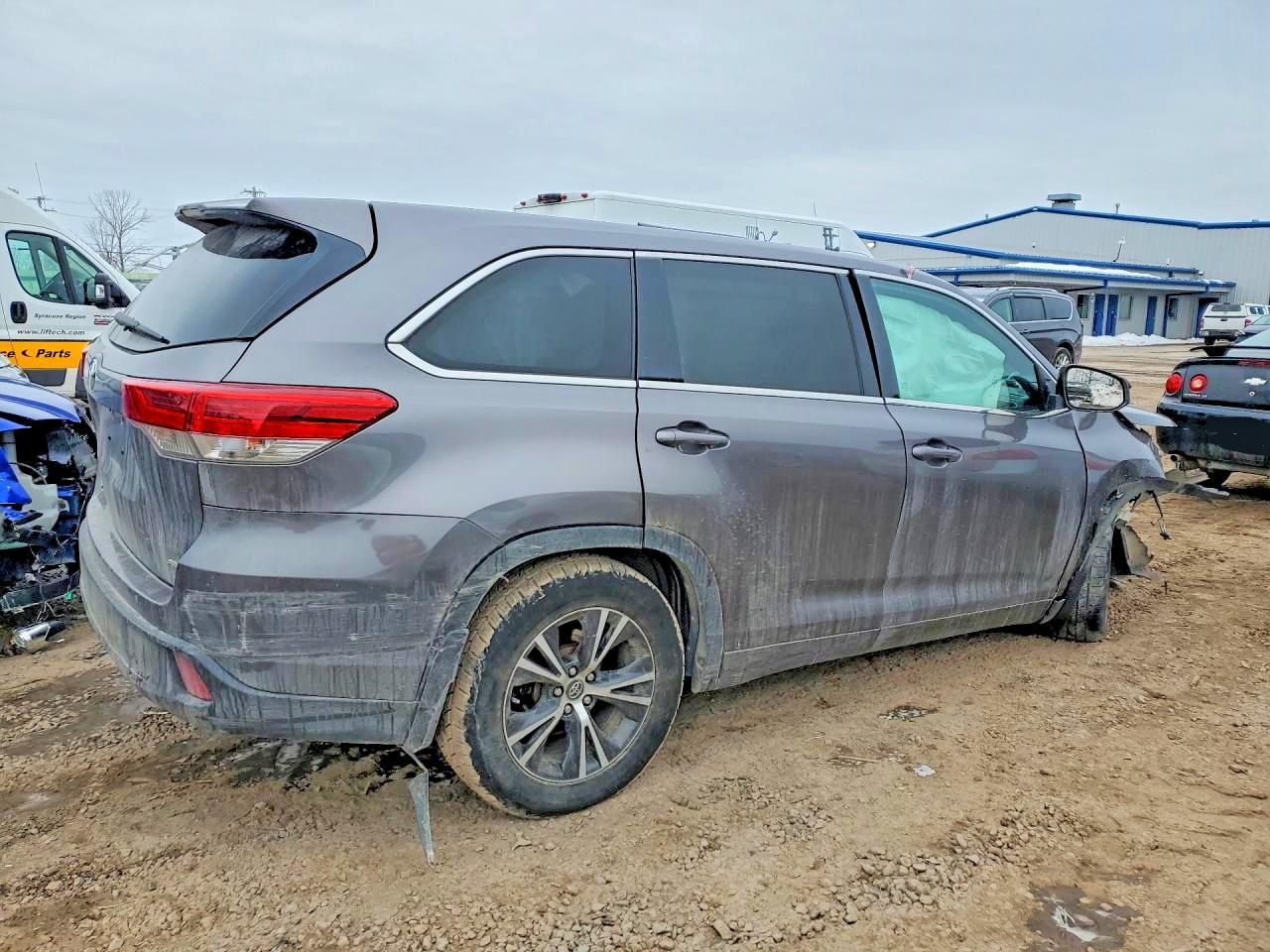 2017 Toyota Highlander Le - zdjęcie 3