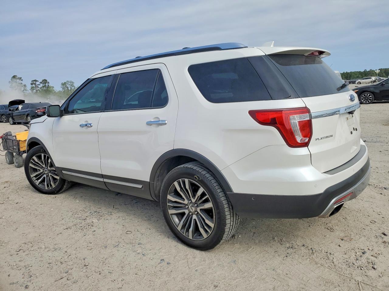 2017 Ford Explorer Platinum - zdjęcie 2