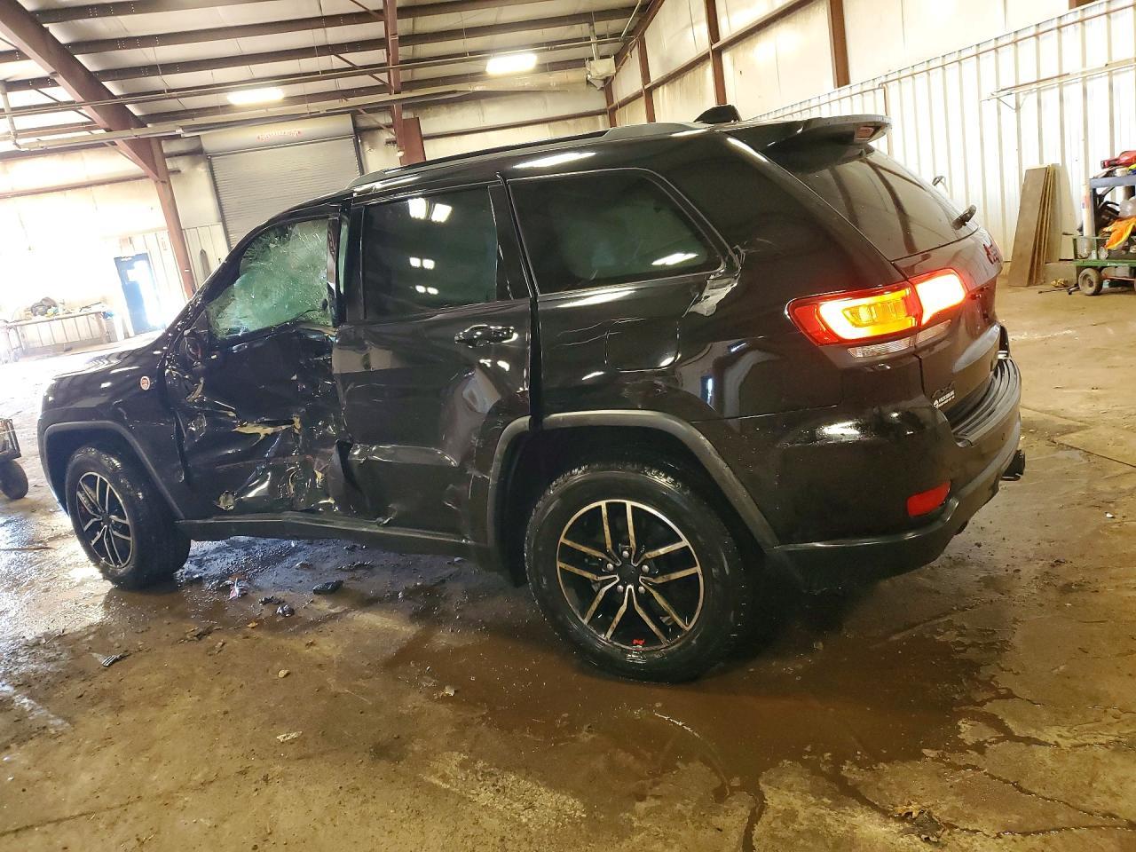 2021 Jeep Grand Cherokee Trailhawk - zdjęcie 2