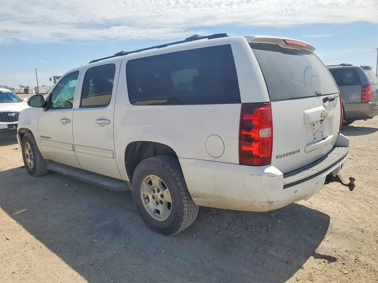 2014 Chevrolet Suburban C1500 Ls - zdjęcie 2