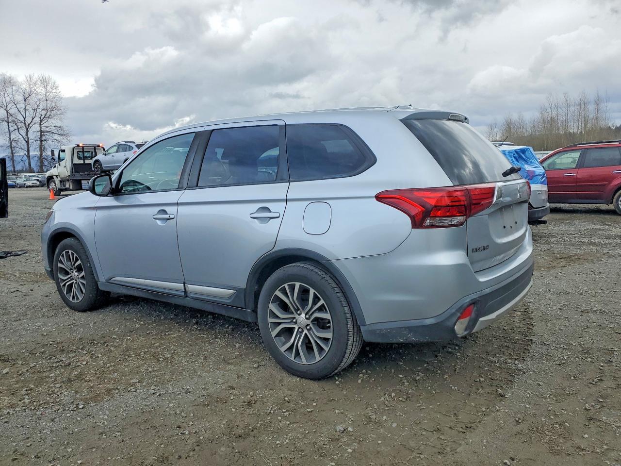 2016 Mitsubishi Outlander Es - zdjęcie 2