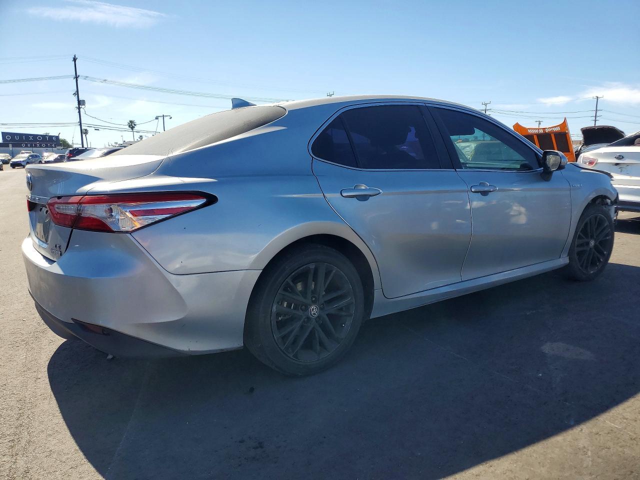 2020 Toyota Camry Hybrid Le - zdjęcie 3