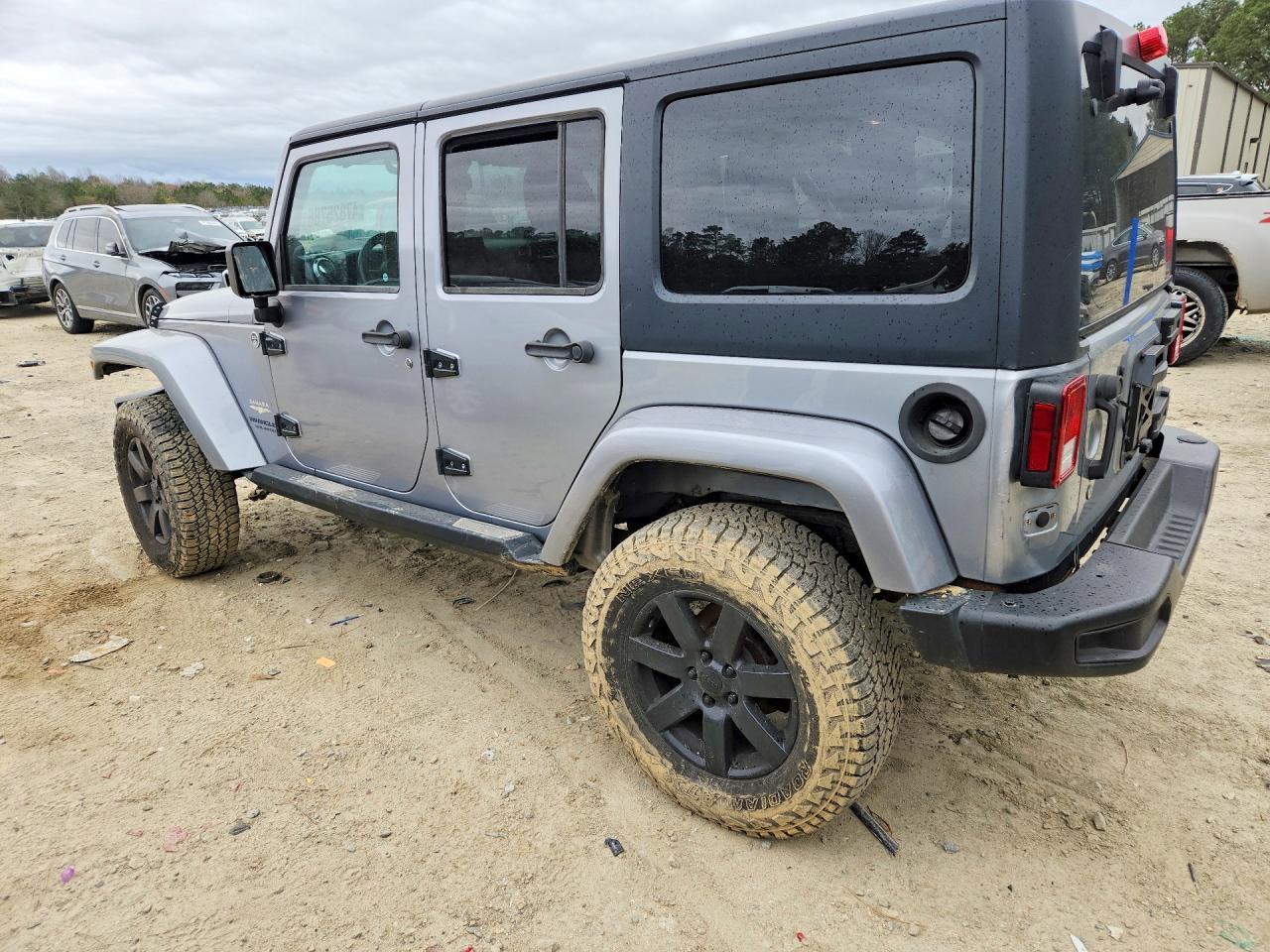 2014 Jeep Wrangler Unlimited Sahara - zdjęcie 2