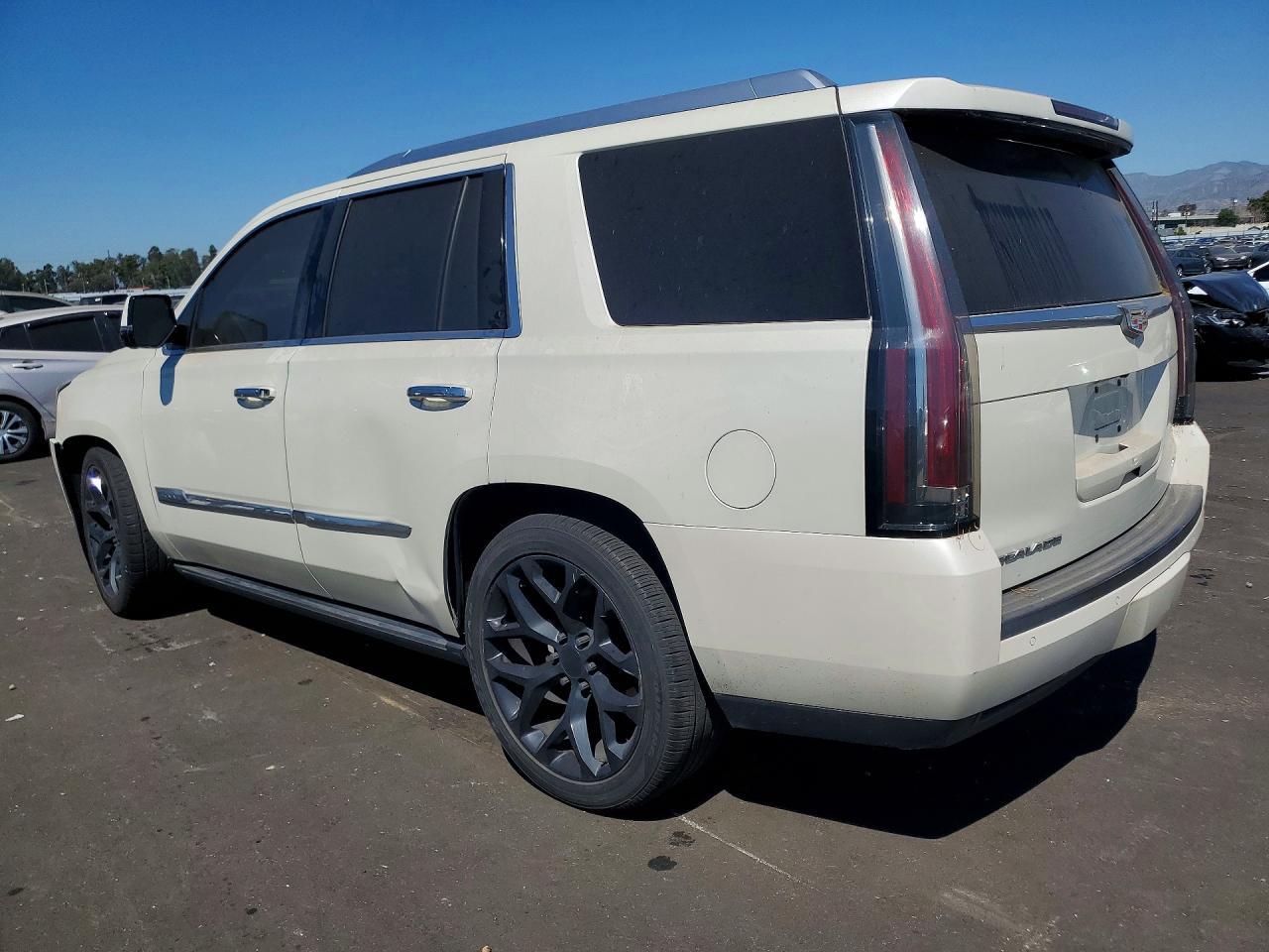 2015 Cadillac Escalade Platinum - zdjęcie 2