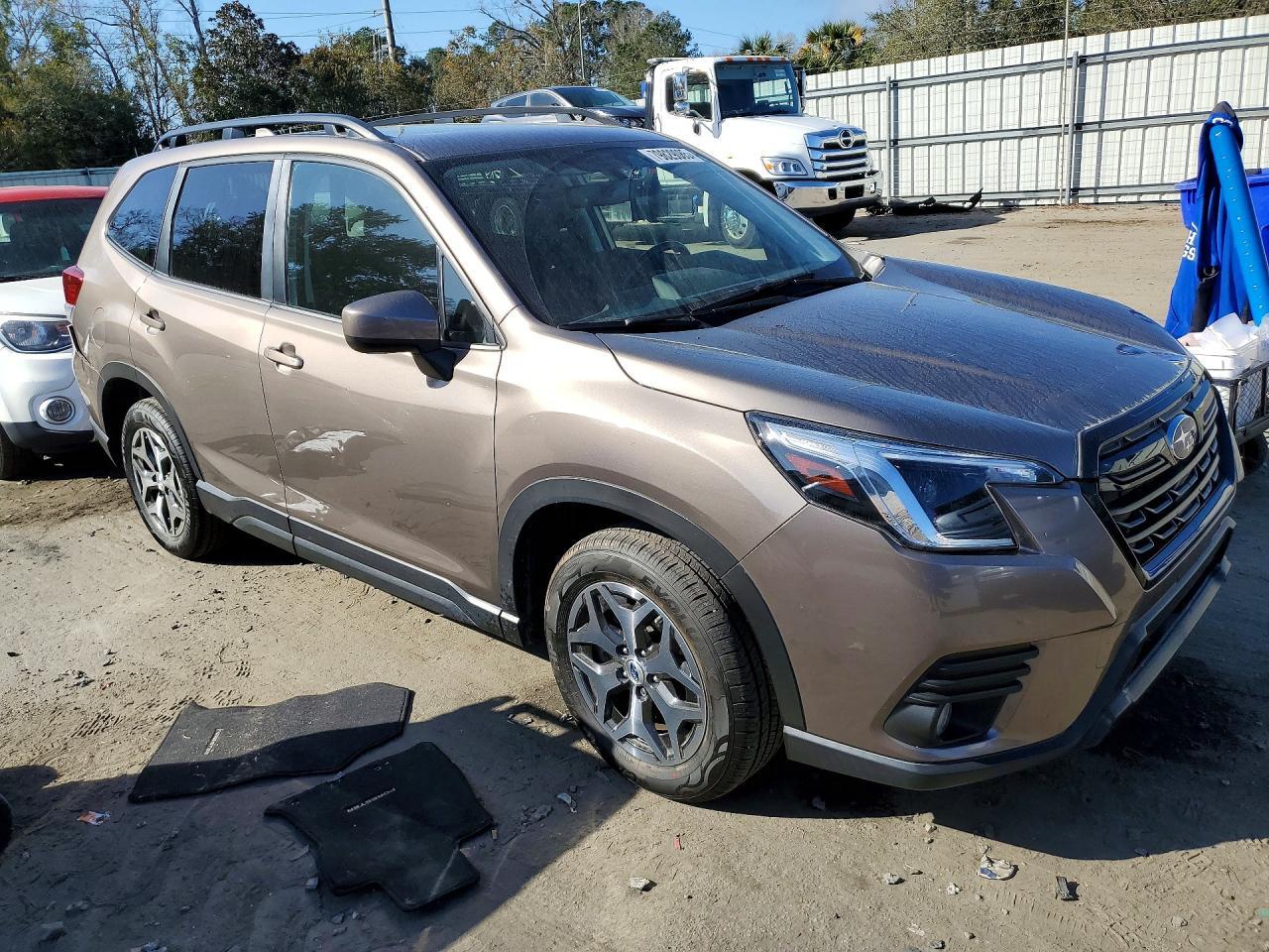 2023 Subaru Forester Premium - zdjęcie 4