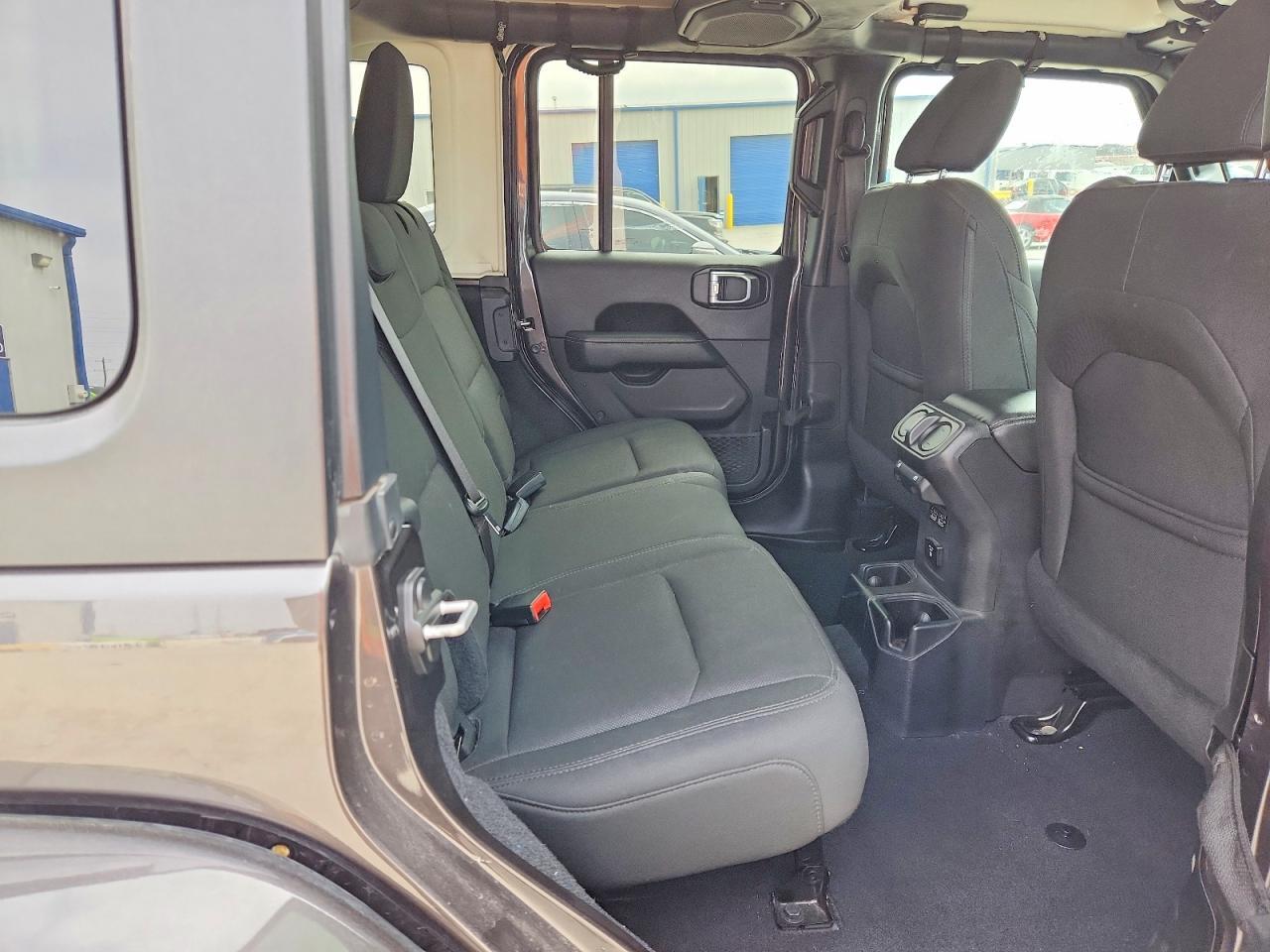 2019 Jeep Wrangler Unlimited Sahara - zdjęcie 11