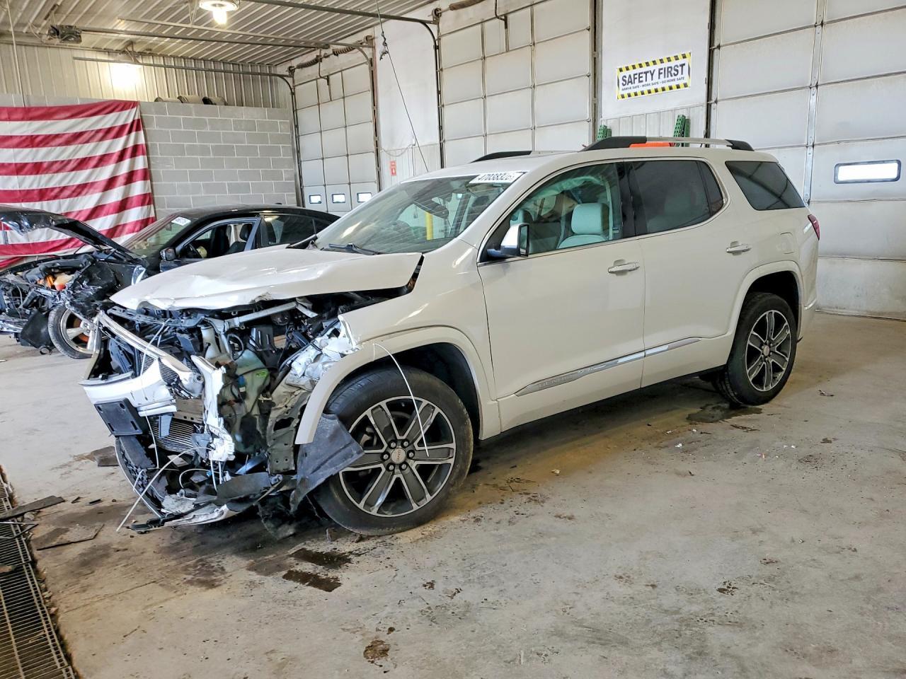 2019 GMC Acadia Denali - zdjęcie główne