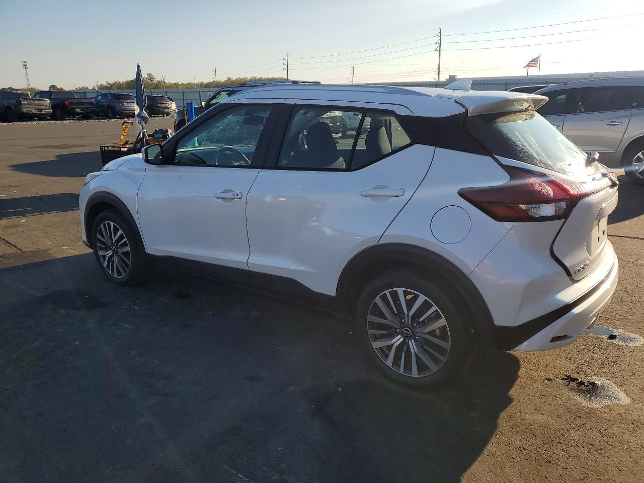 2022 Nissan Kicks Sv - zdjęcie 2