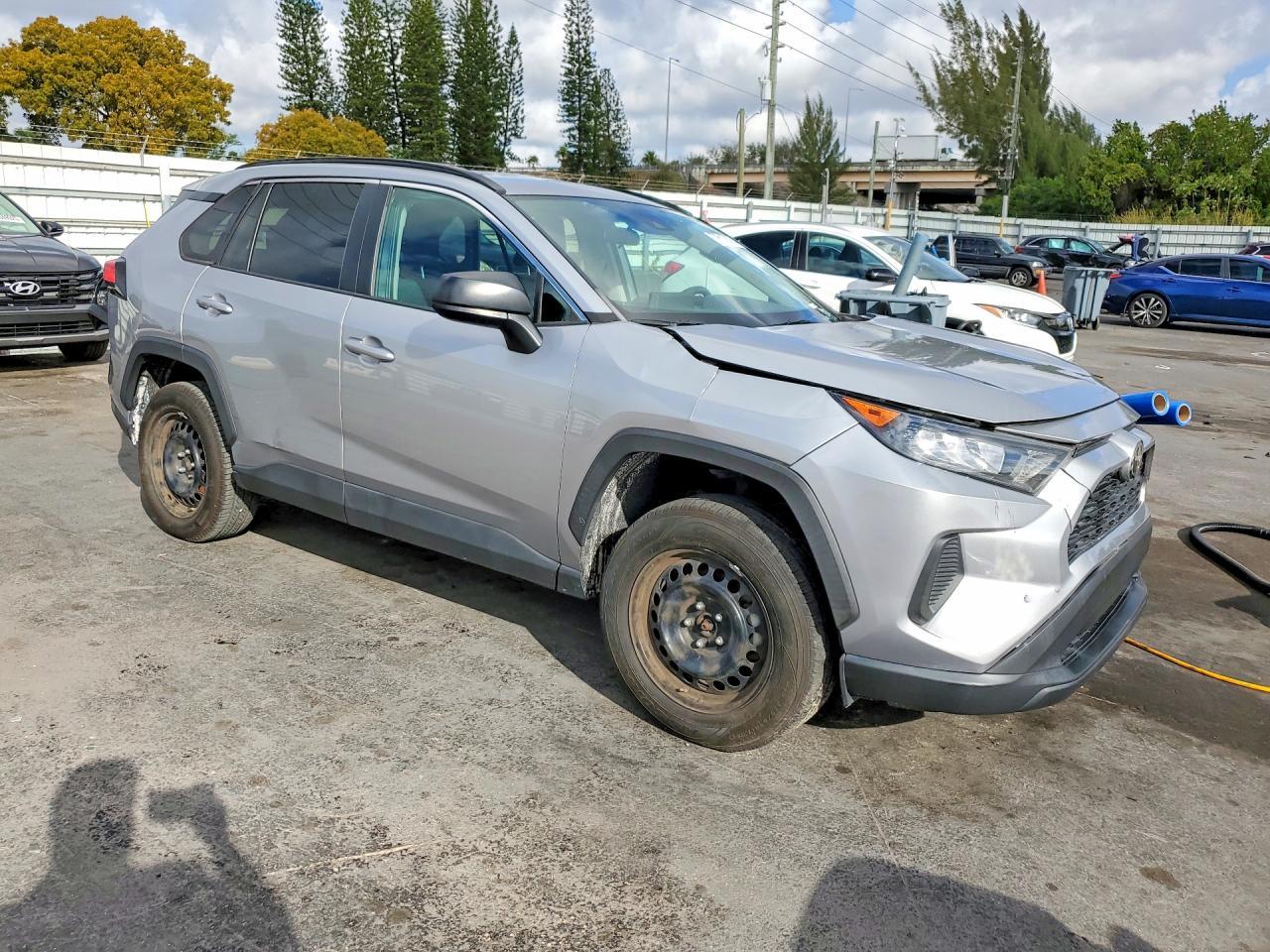 2020 Toyota Rav4 Le - zdjęcie 4