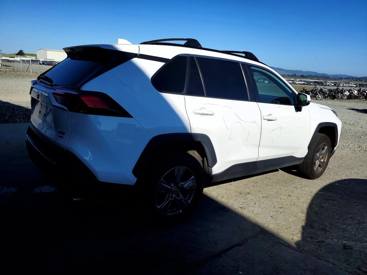 2022 Toyota Rav4 Xle - zdjęcie 3