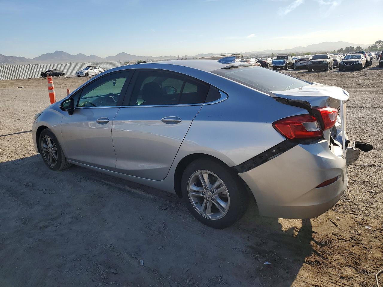 2018 Chevrolet Cruze Lt - zdjęcie 2