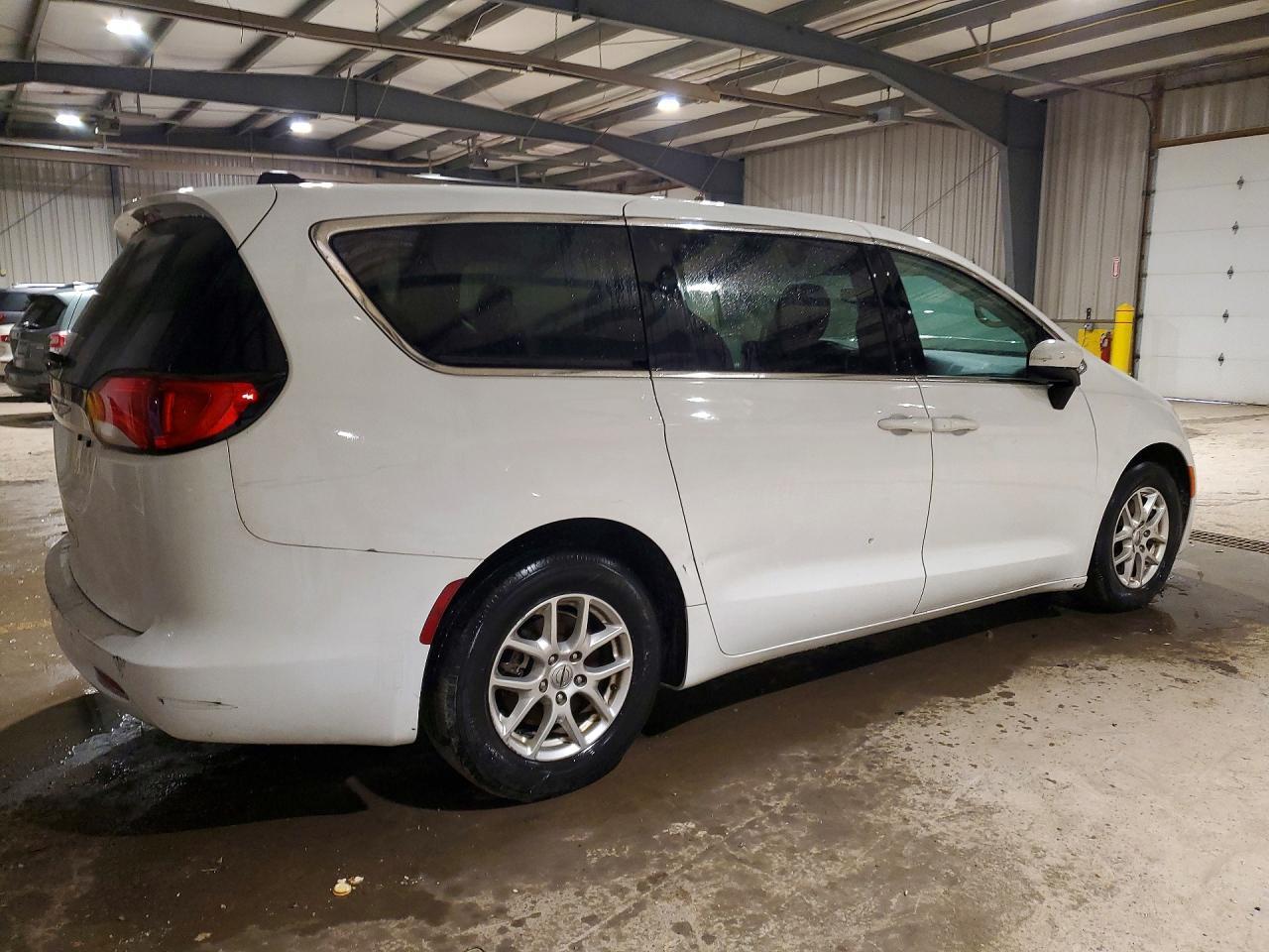 2021 Chrysler Voyager Lx - zdjęcie 3