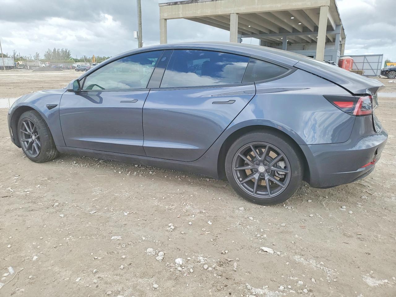 2023 Tesla Model 3 - zdjęcie 2