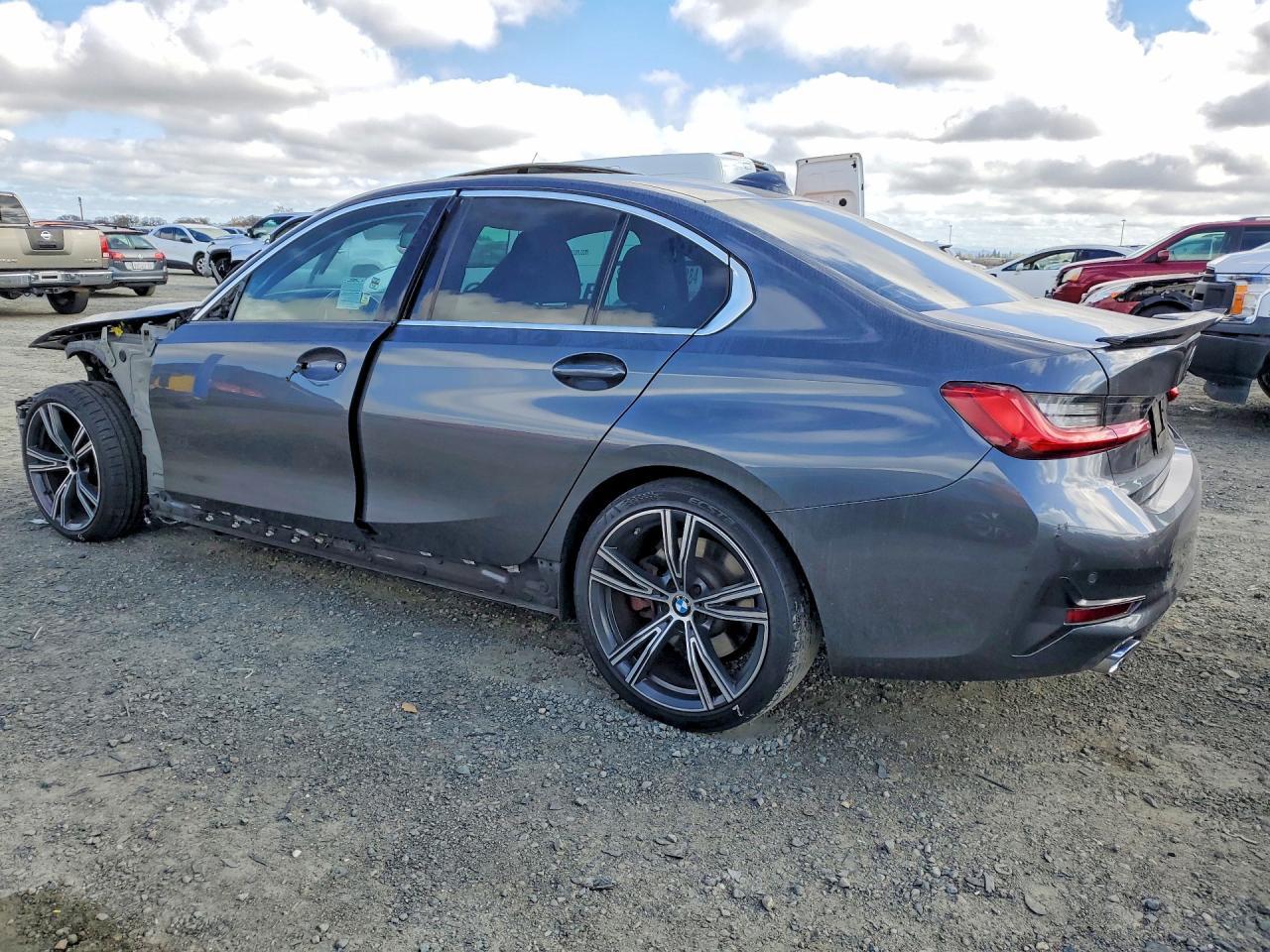 2021 BMW Motorrad 330I - zdjęcie 2