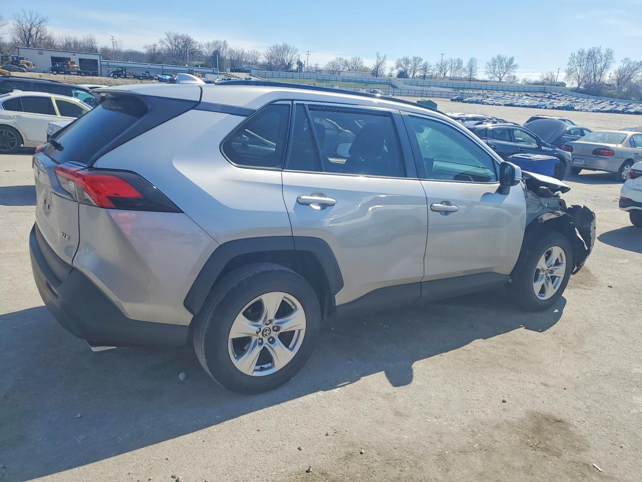 2021 Toyota Rav4 Xle - zdjęcie 3