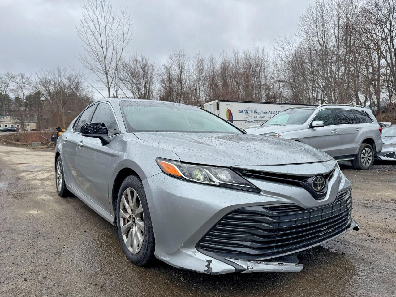 2020 Toyota Camry Le - zdjęcie główne