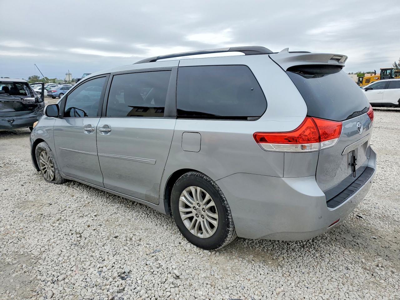 2013 Toyota Sienna Xle 8-Passenger - zdjęcie 2