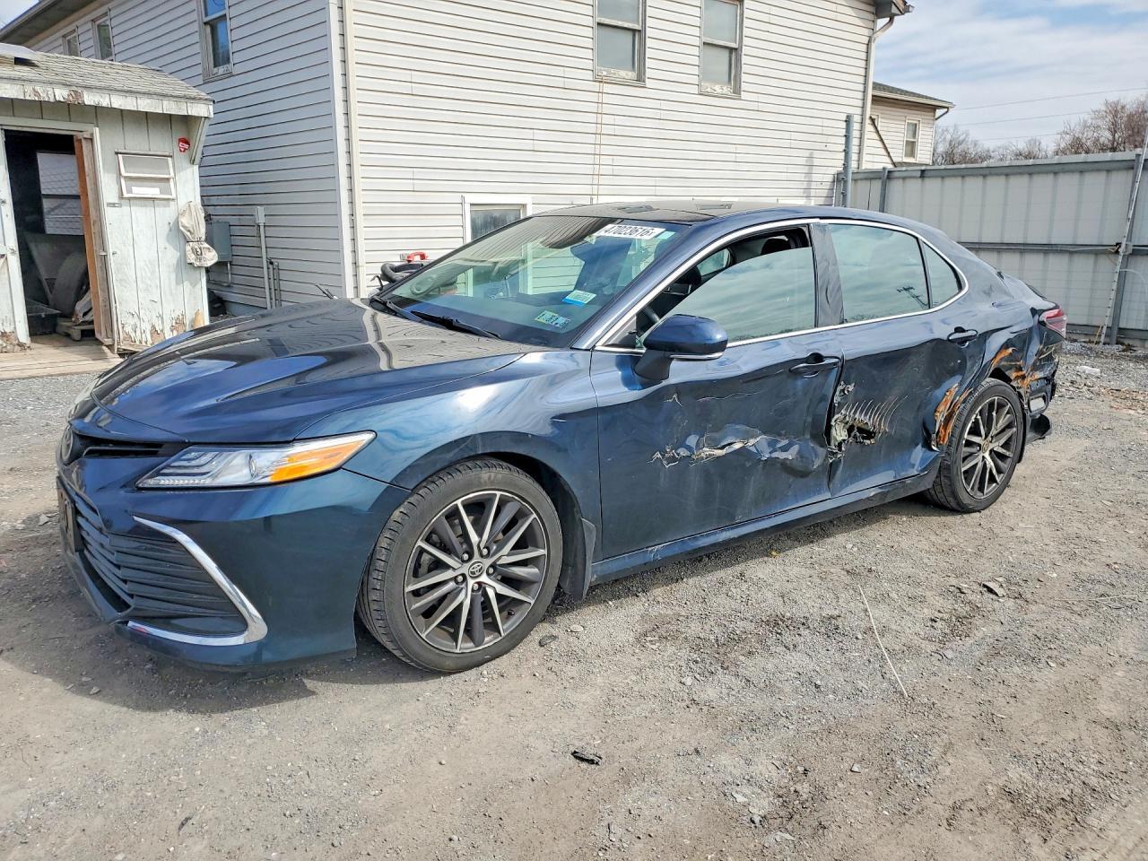 2021 Toyota Camry Xle - zdjęcie główne