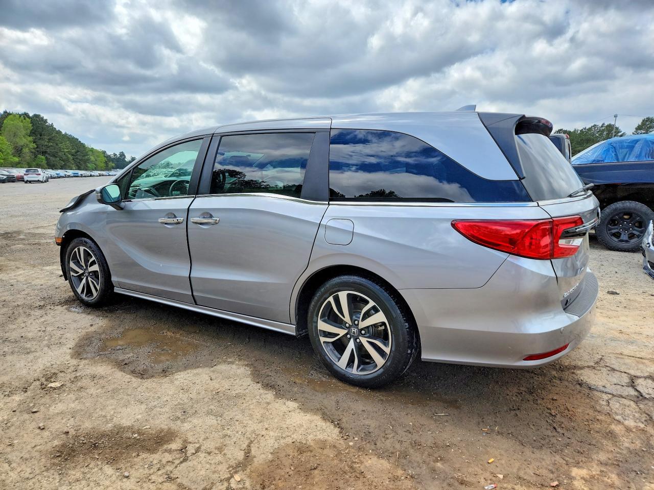 2023 Honda Odyssey Touring - zdjęcie 2