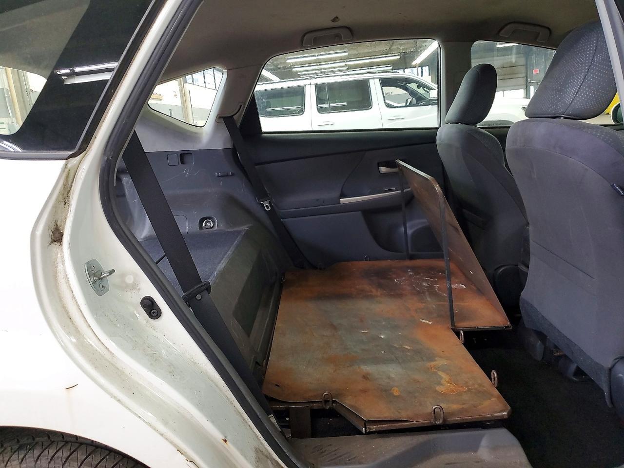 2013 Toyota Prius V Two - zdjęcie 10