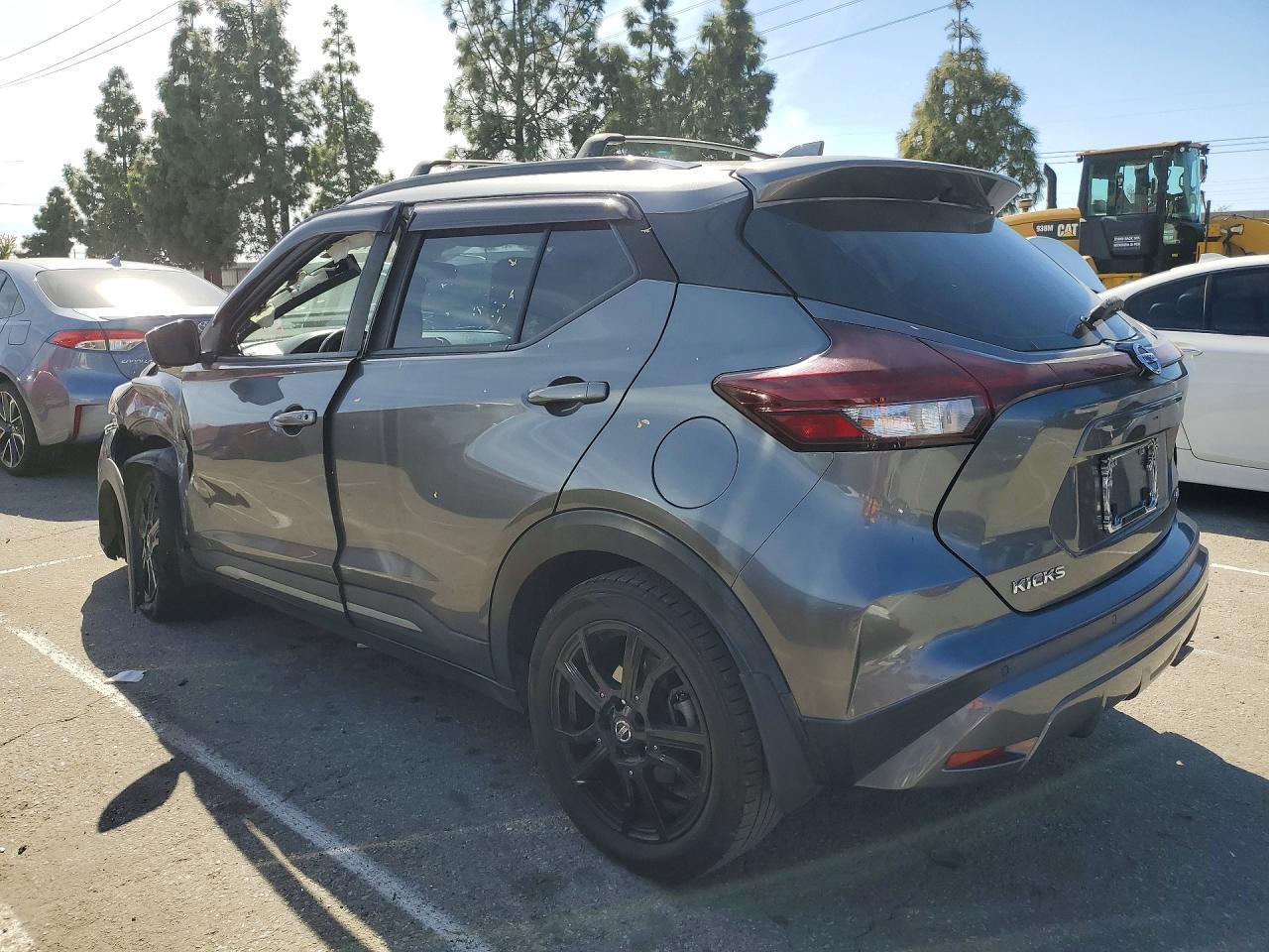 2021 Nissan Kicks Sr - zdjęcie 2