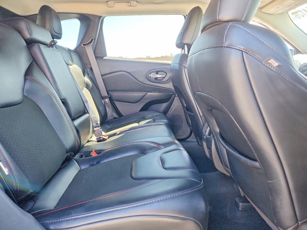 2021 Jeep Cherokee Trailhawk - zdjęcie 11